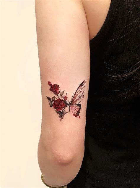 tatuaje mariposa con flores